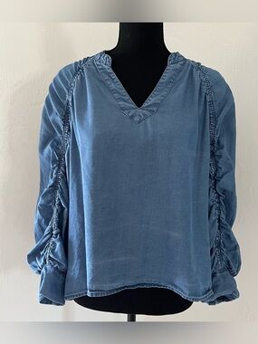 Cavalini Chambray Top Ruched Sleeve M Blue Tencel Popover V Neck Boho Butter